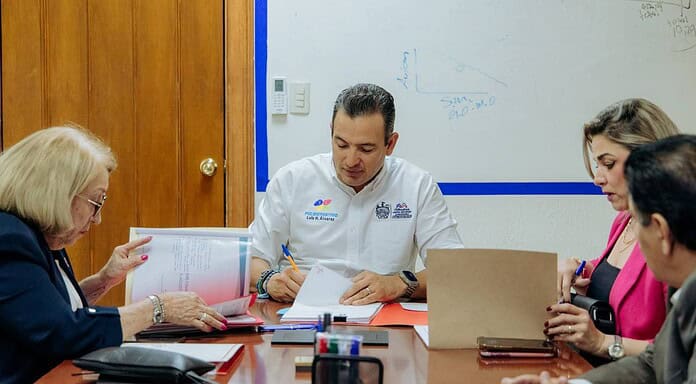 Firma Bonilla contrato de crédito con Scotiabank para construcción de Comandancia Oriente