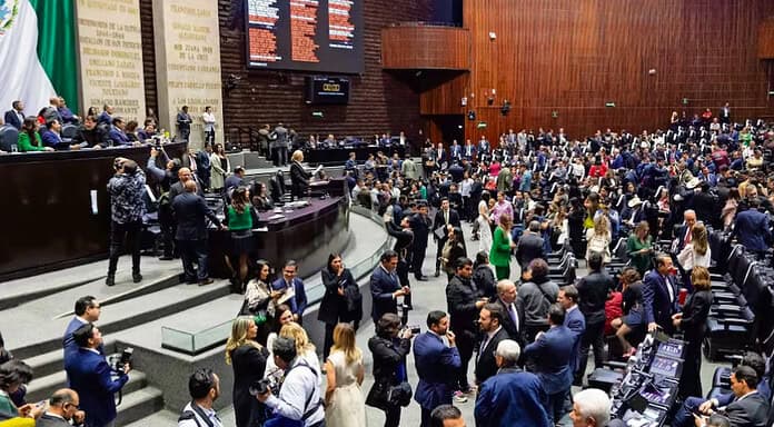 Diputado de Morena propone sancionar a quienes hagan memes o stickers sin concentimiento