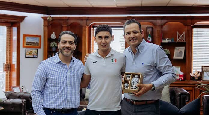 Recibe alcalde Bonilla al marchista Julio César Salazar