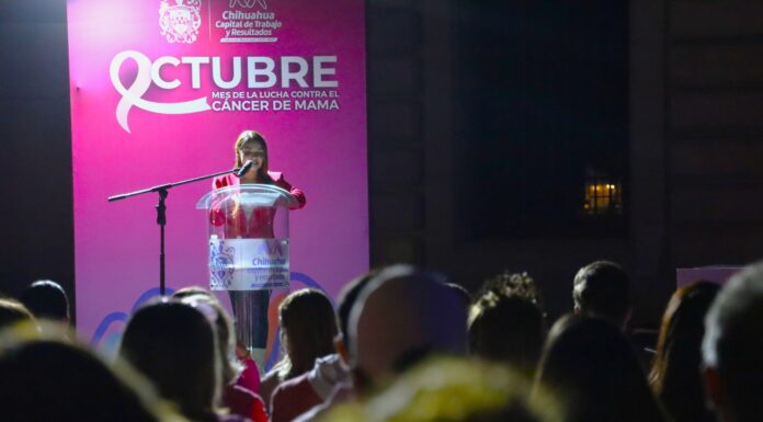 Ilumina Municipio de rosa la Plaza de Armas por la lucha contra el cáncer de mama