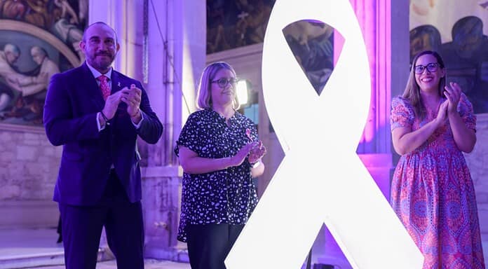 Se ilumina de rosa el Palacio de Gobierno en conmemoración por el Día Internacional contra el Cáncer de Mama