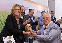 Maru recibe reconocimiento a la excelencia y al mérito nogalero en nombre de Víctor Cruz Russek