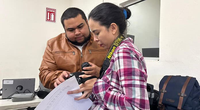 Jóvenes aprenden bases de la fotografía en taller del Municipio