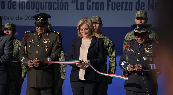 Maru acude como invitada de honor a la inauguración de la exposición militar