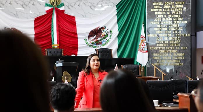 Recibe diputada Joss Vega en el Congreso a estudiantes del COBACH 10