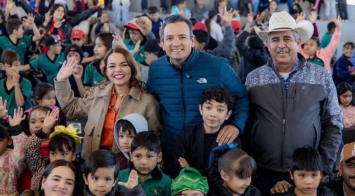 Lleva Marco Bonilla la Navidad a niñas y niños de zona rural Ejido Ocampo con Mega Posada