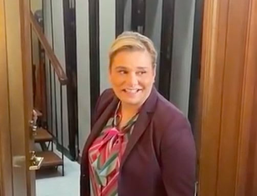 Califica Maru como falta de respeto la manta en apoyo a Bonilla durante el desfile