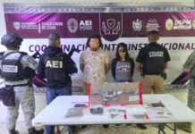 Detienen en flagrancia a un hombre y a una mujer en posesión de narcóticos y armamento