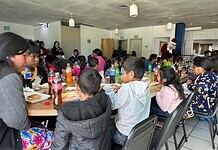 Celebra Policía Municipal tradicional posada con niños del Asentamiento Oasis