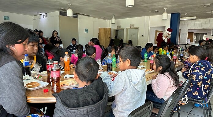 Celebra Policía Municipal tradicional posada con niños del Asentamiento Oasis