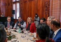 Maru Campos encabeza brindis navideño con miembros de su Gabinete