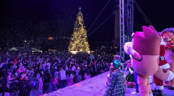 Inicia la fiesta navideña: Se llena de luz la Plaza del Ángel