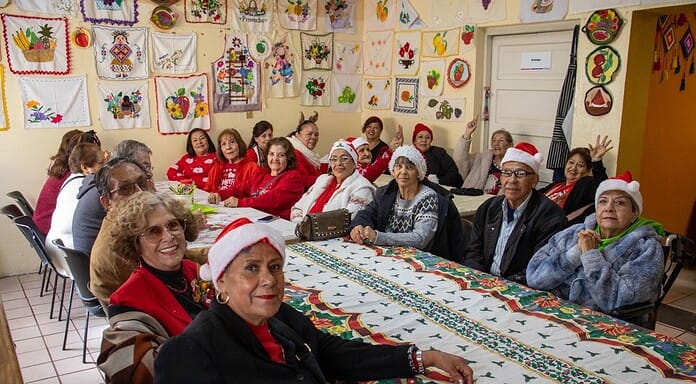 Celebra Estado con adultos mayores de las Casas de los Abuelos las fiestas decembrinas