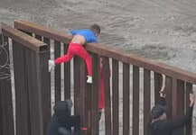 Contabiliza embajada de EU más de 400 heridos que intentaron saltar el muro este año