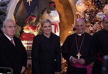 Maru inaugura con nacimiento rarámuri exposición de 100 pesebres en el Vaticano