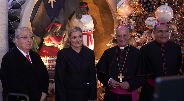 Maru inaugura con nacimiento rarámuri exposición de 100 pesebres en el Vaticano