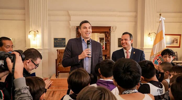 Reconoce Bonilla a jóvenes deportistas; los sorprende con visita de Eduardo Nájera