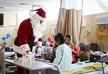 Por quinto año consecutivo, Olson lleva a “Santa” al Hospital Infantil de Chihuahua