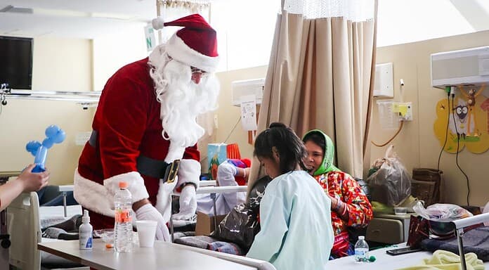 Por quinto año consecutivo, Olson lleva a “Santa” al Hospital Infantil de Chihuahua