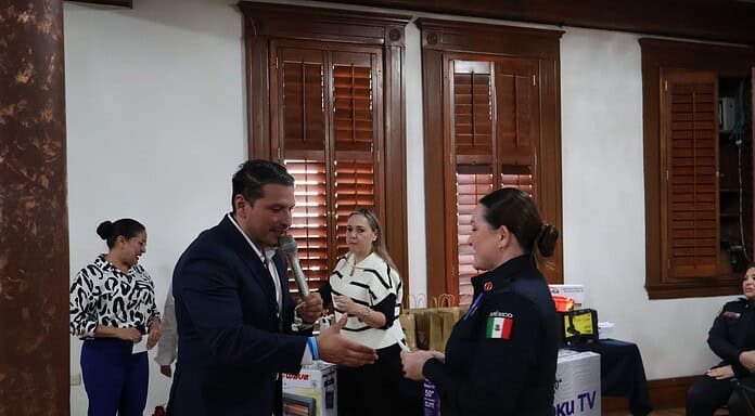 Reconoce COCENTRO con posada a policías municipales y bomberos por brindar seguridad