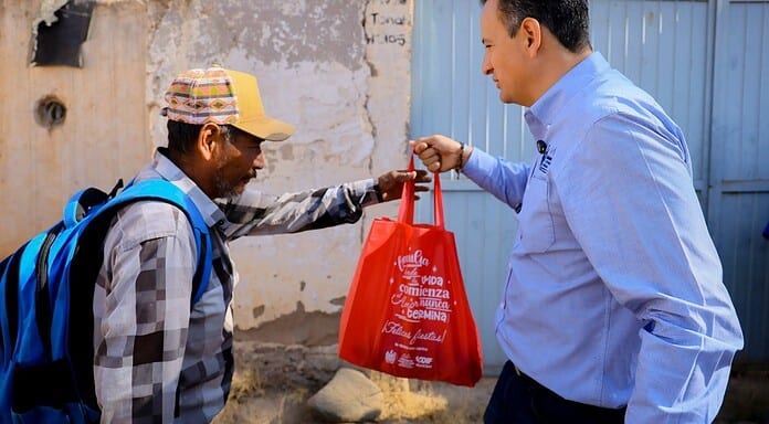Reparte alcalde Marco Bonilla cenas navideñas en la colonia Crucero