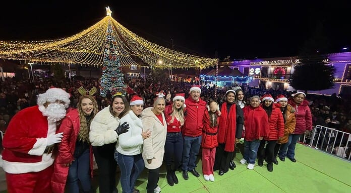 Salen cientos de habitantes al Desfile Navideño en Guachochi.
