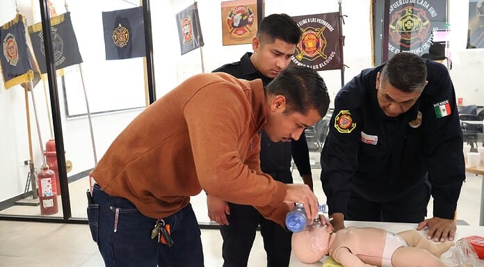 Bomberos preparados para emergencias médicas; se capacitan en soporte vital básico