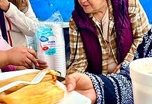 Regala Carla Rivas tamales a vecinos de la colonia Mármol en su posada navideña