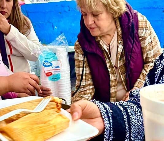 Regala Carla Rivas tamales a vecinos de la colonia Mármol en su posada navideña