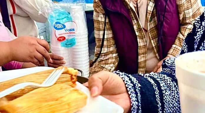 Regala Carla Rivas tamales a vecinos de la colonia Mármol en su posada navideña