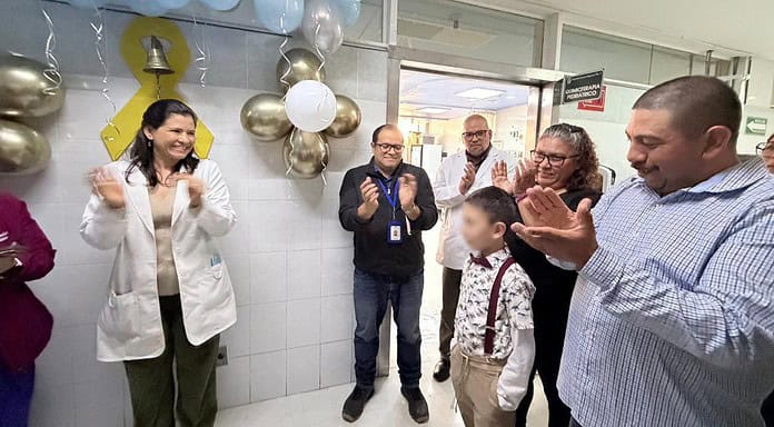 En Hospital “Morelos” toca Campana de la Victoria niño de 8 años que venció el cáncer