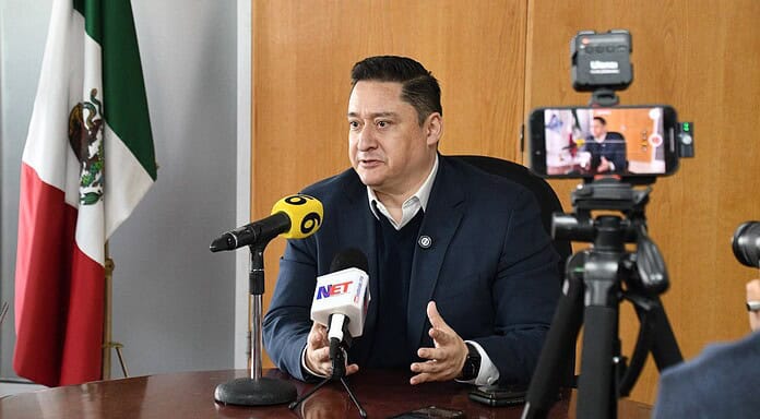 “Que se quite el traje y se ponga a tapar baches”, dice Alfredo Chávez al alcalde de Juárez