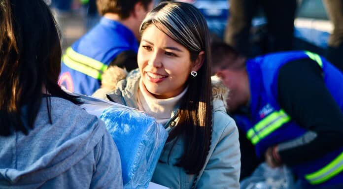 Nancy “La China” Frías visita colonias vulnerables para entregar apoyos invernales