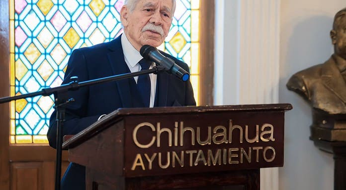 Presentan libro de archivos históricos de la ciudad durante sesión de Cabildo