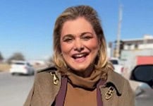 Pide Maru a Cruz que se ponga a trabajar en los baches tras caer en uno