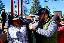 Continúa Arturo Medina con operativo por bajas temperaturas; entrega apoyos en la sierra