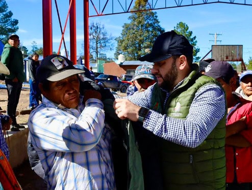 Continúa Arturo Medina con operativo por bajas temperaturas; entrega apoyos en la sierra
