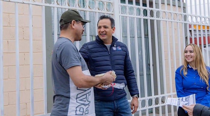 Recorre Marco Bonilla calle Samaniego para entregar nuevo camino pavimentado