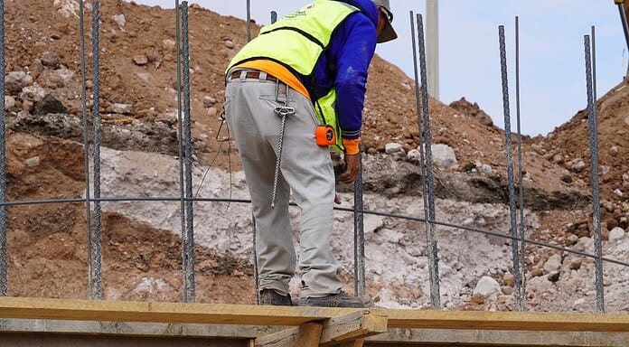 Trabaja Municipio en muros del puente vehicular de la colonia Sierra Azul