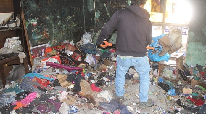 Apoya Gobierno Municipal en limpieza de vivienda quemada en colonia 2 de octubre