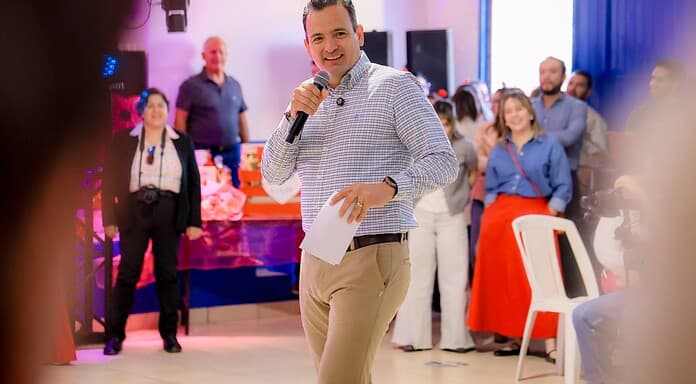 Asiste Bonilla a baile de corazones de clubes del abuelo de la zona sur