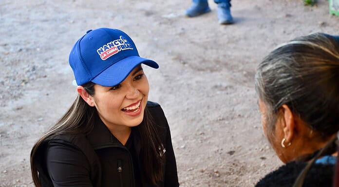 Nancy “La China” Frías recorre casa por casa las colonias Rodolfo Fierro y Real Carolinas