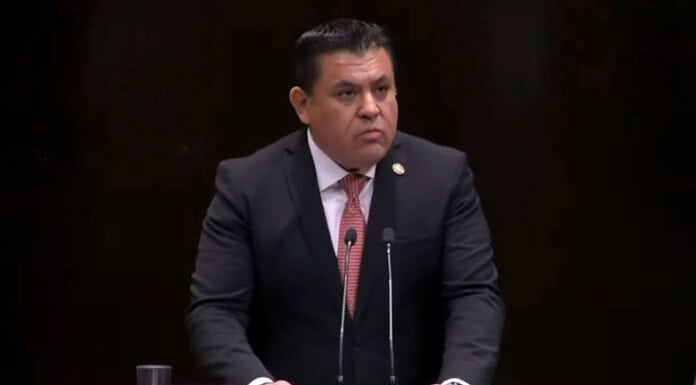 Llama Domínguez a defender la Constitución como límite al poder y no como instrumento del gobierno