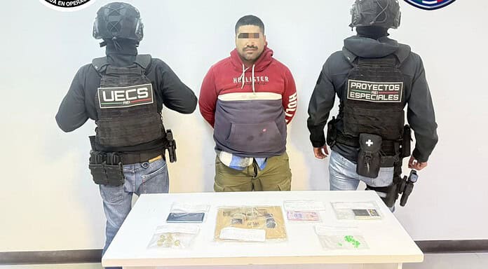 Detienen a masculino con envoltorios de mariguana, cocaína y un arma, en el centro
