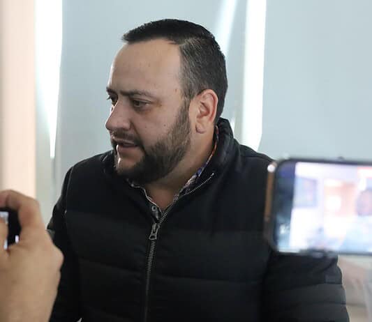 Atiende Arturo Medina a desplazados de Guadalupe y Calvo