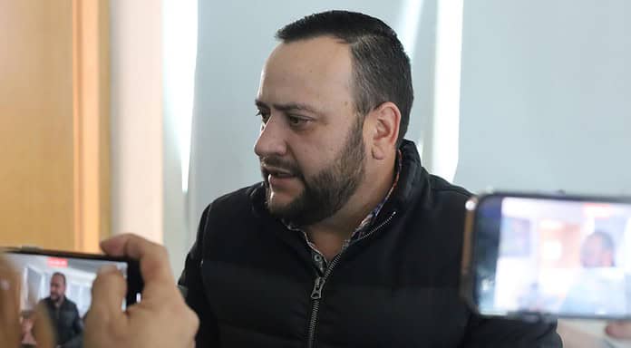 Atiende Arturo Medina a desplazados de Guadalupe y Calvo