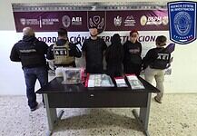 Detienen en flagrancia a pareja de adultos y adolescente en posesión de droga y un arma