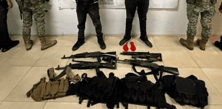 Vinculados a proceso penal por posesión ilegal de armas de fuego y vehículo con reporte de robo en Parral