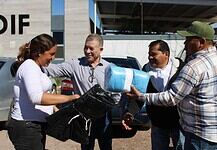 Pérez Pavía entrega apoyos a familias de Lázaro Cárdenas ante lluvias