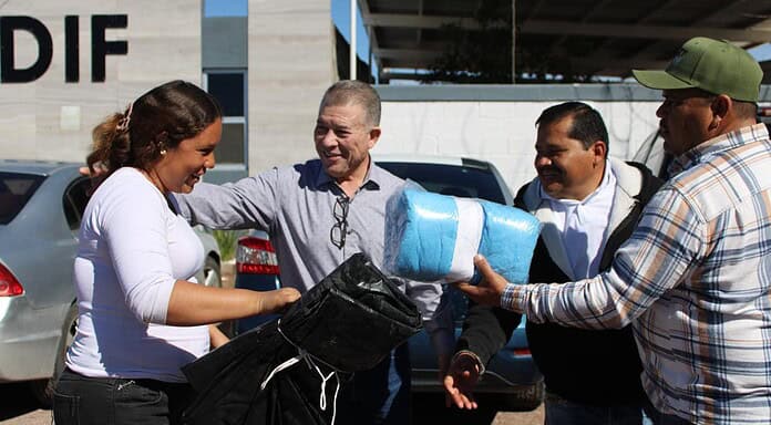 Pérez Pavía entrega apoyos a familias de Lázaro Cárdenas ante lluvias